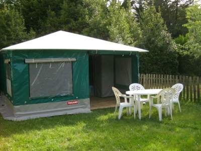 Camping Gironde : Les bungalows toilés caraïbes font 20 m2 et vous permettent de profiter des joies du camping avec le confort de vrais lits