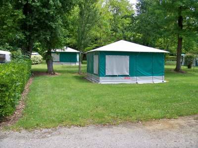 Camping Gironde : Nos bungalows toilés sont implantés sur des parcelles spacieuses et partiellement ombragées.