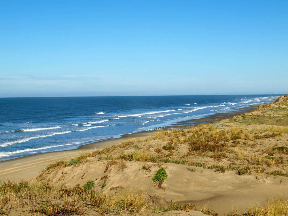 Les magnifiques plages de sable fin s'étalant sur des dizaines de kilomètres sont propicent à de longues ballades au bord de l'eau
