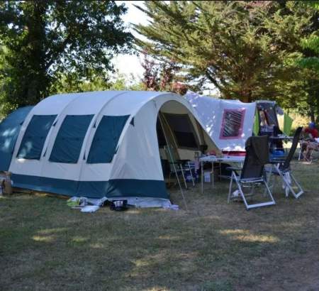Faire du camping en tente, c'est l'assurance de profiter pleinement des joies de la nature